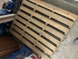 Free wooden and plastic pallets