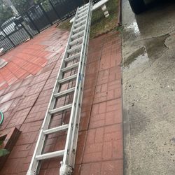 Escalera de 32 pies de aluminio, casi nueva, muy barata