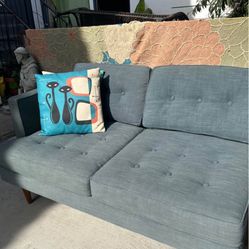 $40 A Steal! ❤️Loveseat Thick & Comfy!