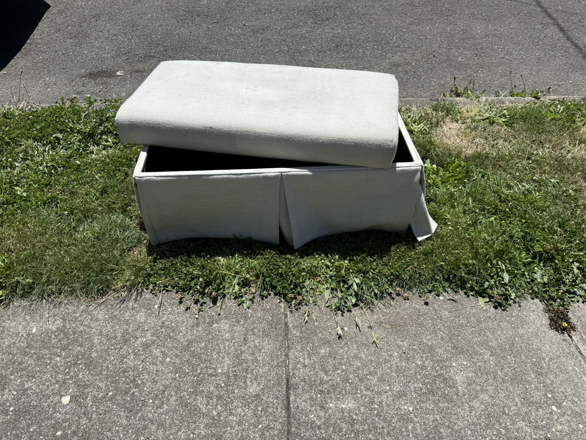FREE Storage Ottoman 13th and Buffalo NE PDX