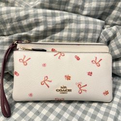 Coach white and pink floral wristlet with bow detail✨💗🎀