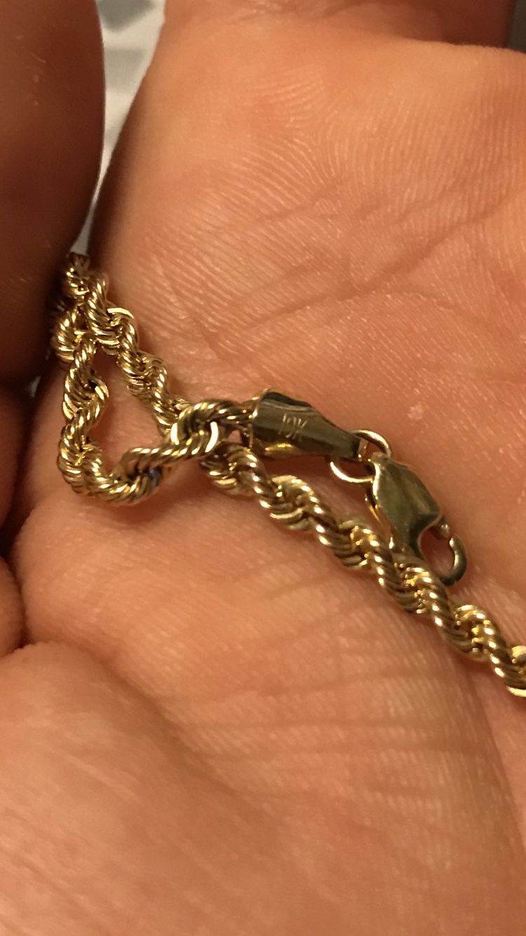 Super nice real gold twisted chain, bought from Harry Ritchies for $550 still have box and receipts.