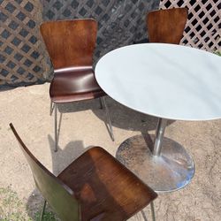 Dinnet Table And Chairs 