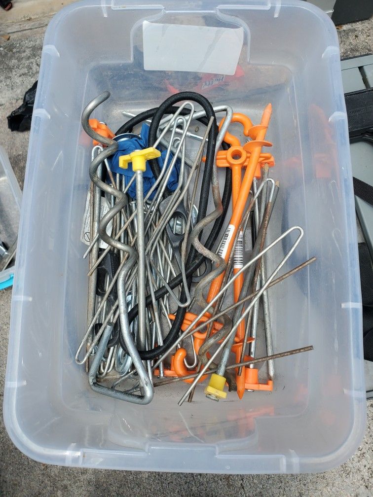 CAMCO RV Awning Deflapper And Assorted Ground Stakes for Sale in Delray