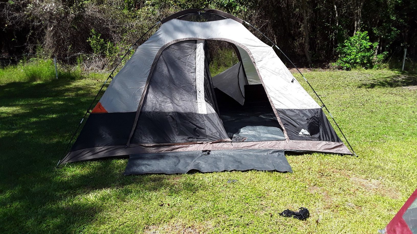 tent sleeps 9 with rain cover