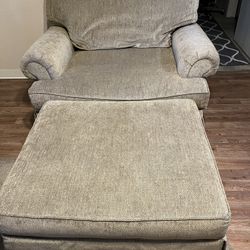 Free Oversized Robb & Stucky Chair And Small Desk