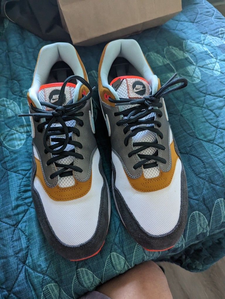 Nike Air Max 1 Graffiti Logo