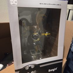 DC Comics Batgirl Statue (Gamestop Exclusive)