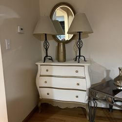 $200 Beautiful entrance furniture with decorations and lamps included