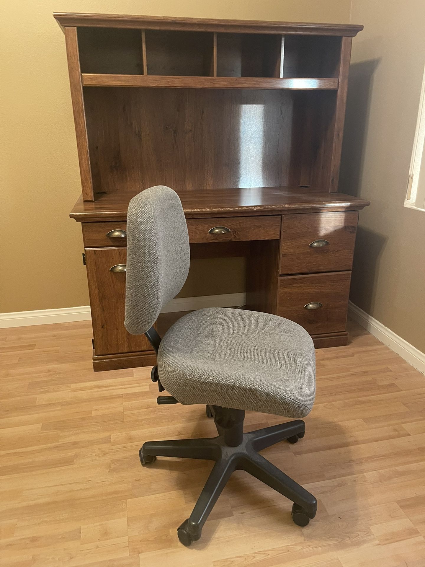 💺 Modern Gray Office Chair – Like New!