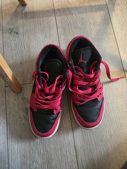 Jordan 1 Low
Black Very Berry