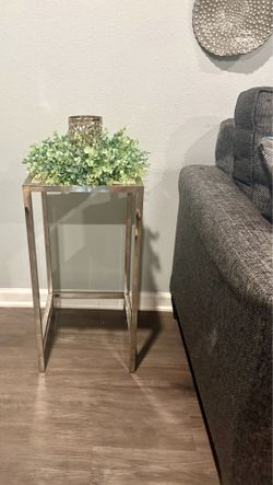 2 small end tables
