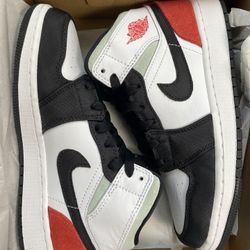 Jordan 1 Mid Gs Size 4
