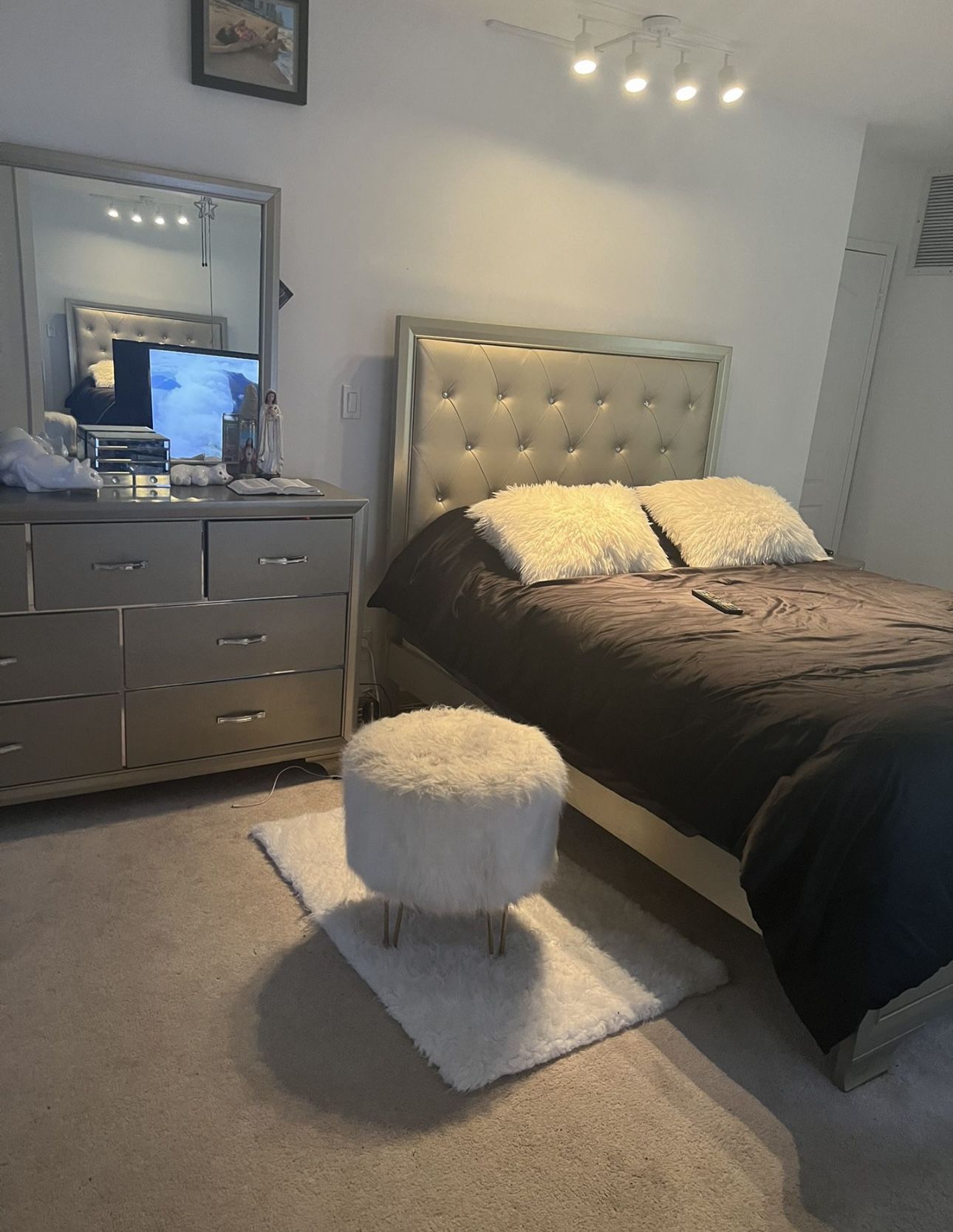 Queen Bedroom Set/ Good Condition/ Delivery Negoti