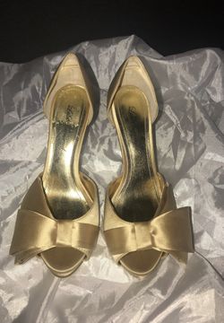 Never used size 8.5 gold dress pumps