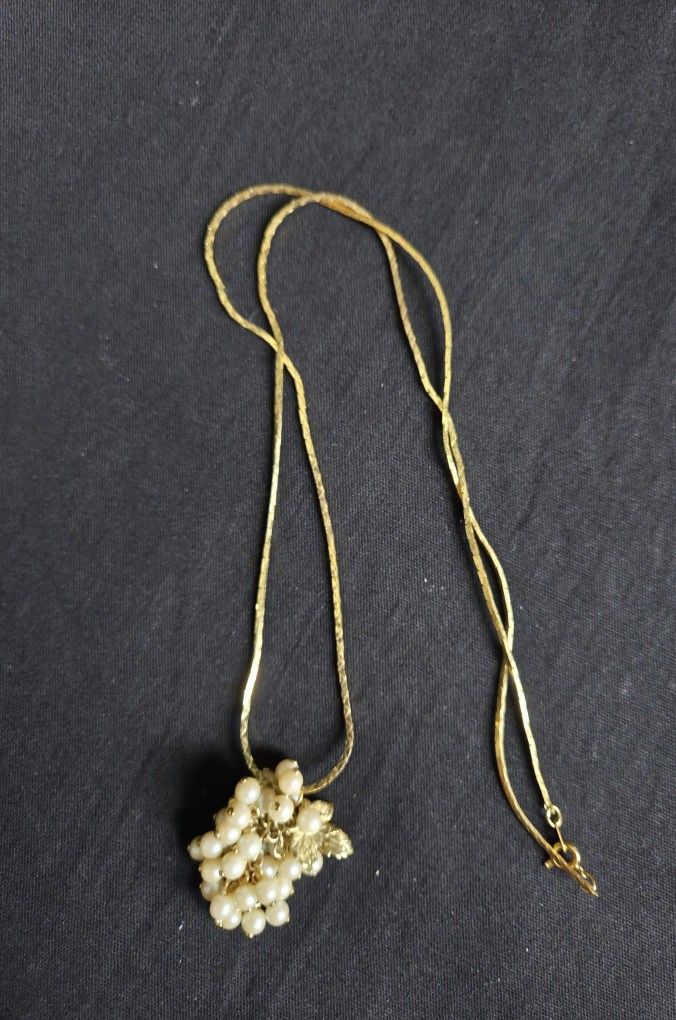 Vtg 24" Gold Tone Link Chain With 1.5"Faux Pearls Leave Pendant