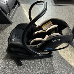 Maxi Cosi infant seat With base