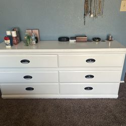 Dresser And Nighstands Set