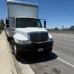 International Box Truck 13'6" White