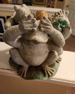 Outdoor Garden Frog Statue "See, Hear, Speak no evil" with sunflower in the middle frog head 9x9"