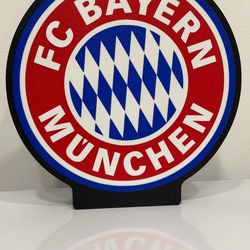 Letrero Decorativo FC Bayern München - Escudo Realzado 3D - Decoración de Pared para Fanáticos del Fútbol Alemán - Regalo para Hombre, Cueva de Hombre