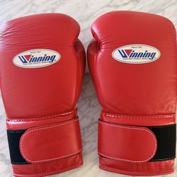 Authentic Winning 14oz MS-500-B Velcro boxing gloves.