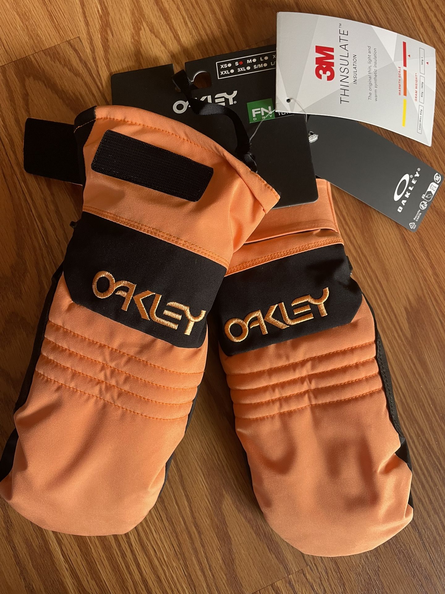 OAKLEY SNOW MITTENS - BRAND NEW WITH TAGS