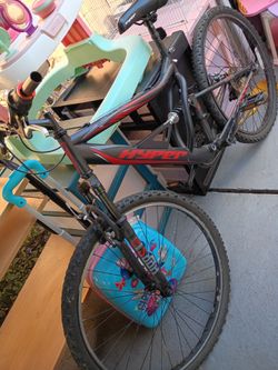 Bike needs fixed tire and two handlebars like new