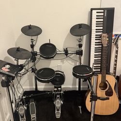 Drumset Alesis Command Mesh Kit Eight-Piece Electronic Drum Kit with Mesh Heads