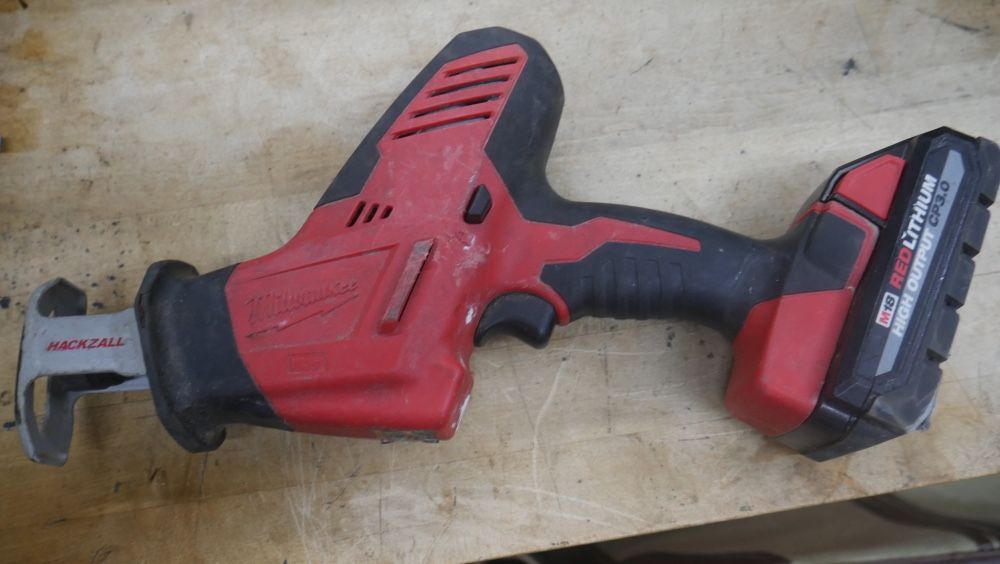 Milwaukee Sawzall 2625-20 w 3.0ah battery used 887515-3 