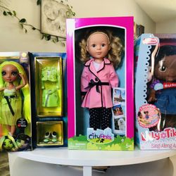 $43 This Beautiful  dolls bundle It’s All Brand New And Pick Up Gahanna