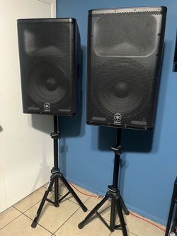 Yamaha DXR15 Powered Speakers (2) with Samson SP50P Speaker Stand Set