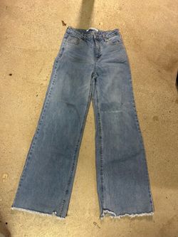 Size 1/25" Celebrity jeans with a relaxed fit and raw hem.