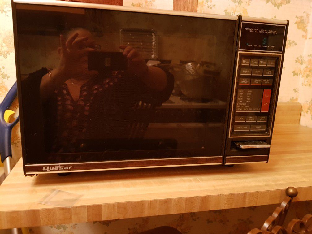 Rare Vintage 1981 Original Quasar Microwave Oven in excellent working conditing.