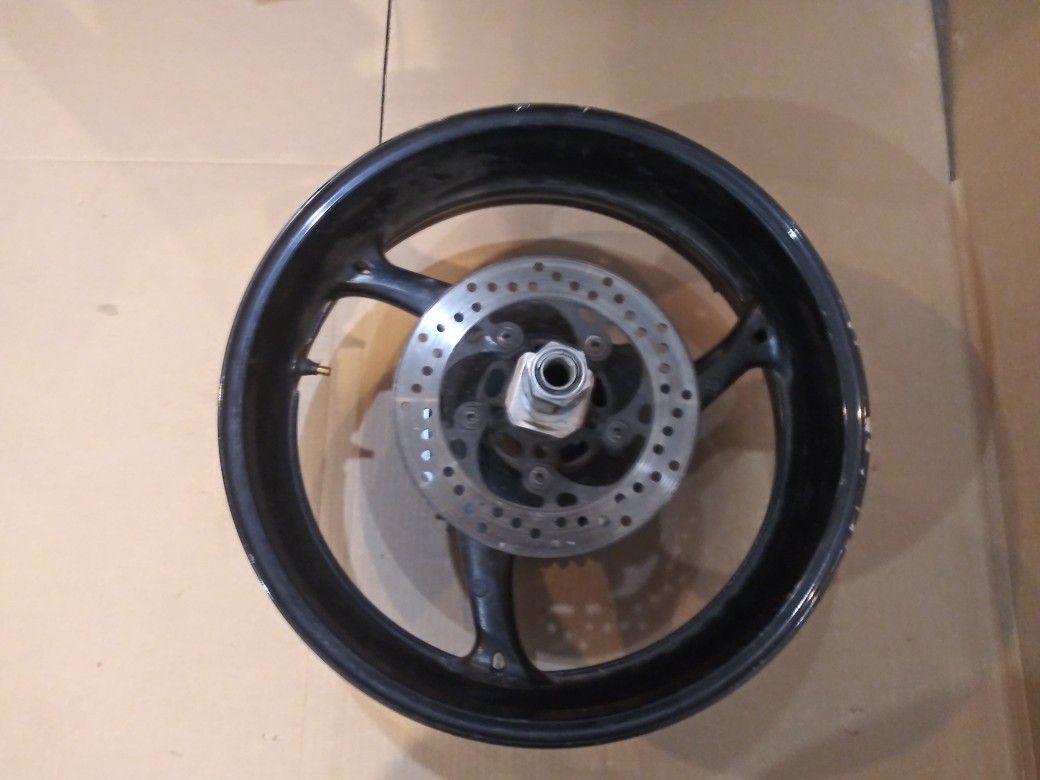 2010 suzuki gsxr 600 rear wheel rim. Perfectly straight, no flat spots. See pictures for further description.