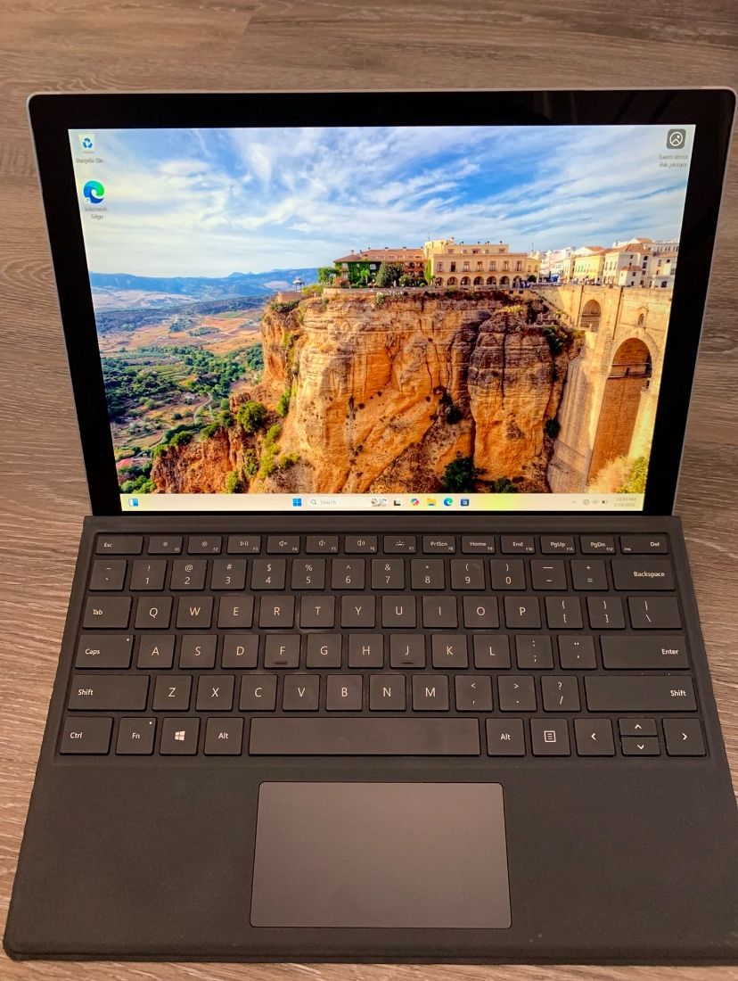 Microsoft Surface Pro (i7, 8GB RAM, 256GB SSD)