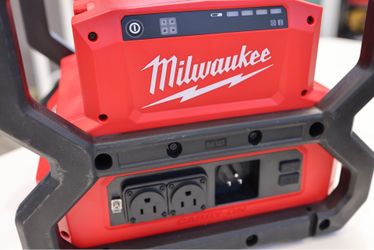 Milwaukee M18 18V Lithium-Ion Cordless 3600-Watt/1800-Watt Power Supply