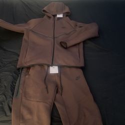 nike tech sweatsuit brand new with tags medium