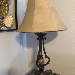  One Nightstand . Una Linda Lámpara Tiene 2 Colores  Buenas Condiciones 