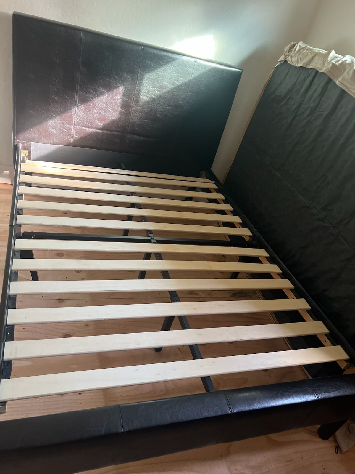 ⭐️ Full bed frame $100