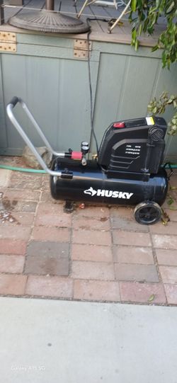 HUSKY 8 GALLON OIL FREE AIR COMPRESOR