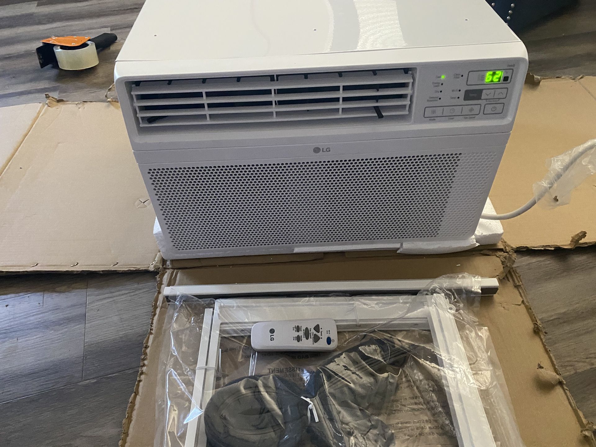 LG 10,000 BTU 115V Window Air Conditioner Cools 450 sq. ft. with Wi-Fi, Remote and Dehumidifier in White