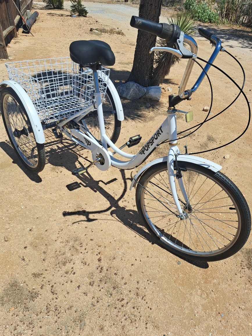ADULT TRICYCLE WITH 8 SPEEDS GOOD WORKING CONDITION