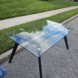 Table And 4x Chairs Full Swivel Great Condition