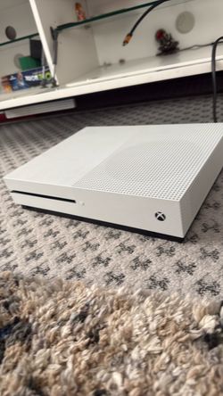 Microsoft Xbox One Console White With 2 controllers and 2k24