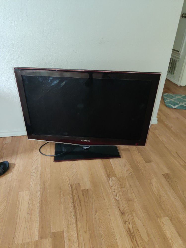 32 Inch TV For Sale ( No Remote)