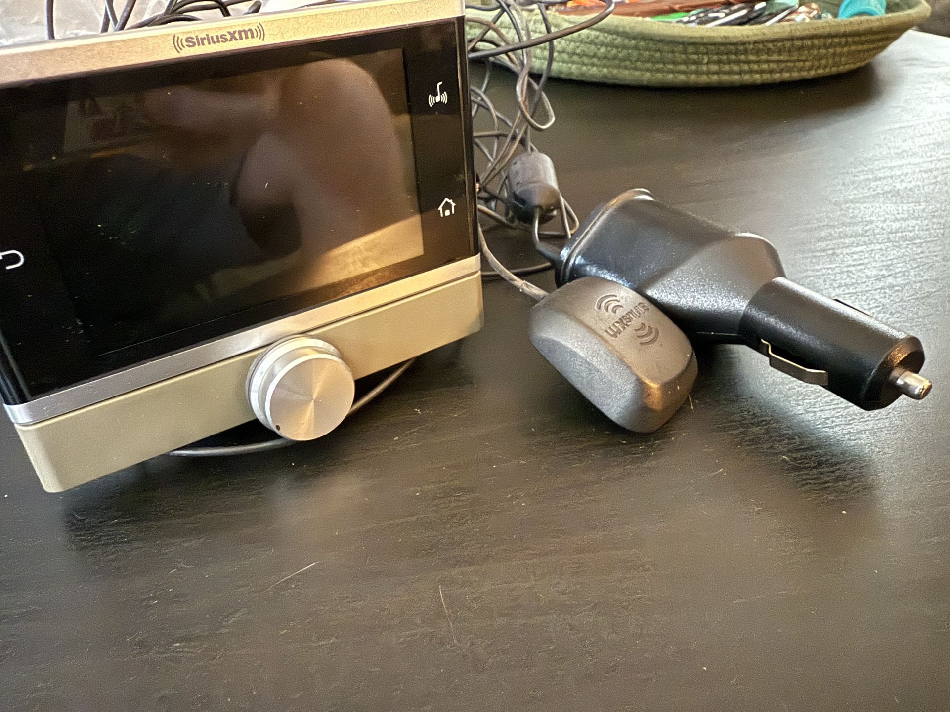 Sirius XM Lynx portable radio with car dock and antenna