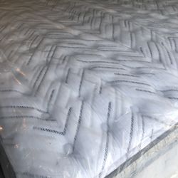 California King Size Bed Mattress King Koil Signature Medium Firm Euro Top Pillow Stearns & Foster Aireloom Casper Tempurpedic Beautyrest Black Saatva