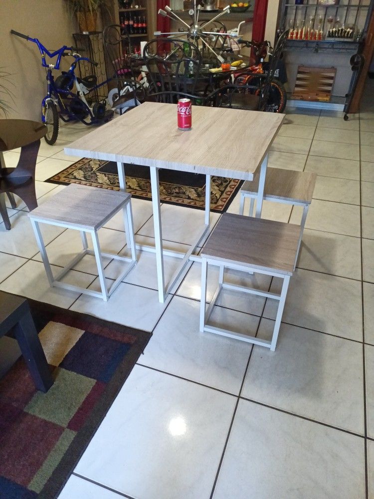 Beautiful Small Table For The Kitchen Or Living Room $30 With 3 Chairs