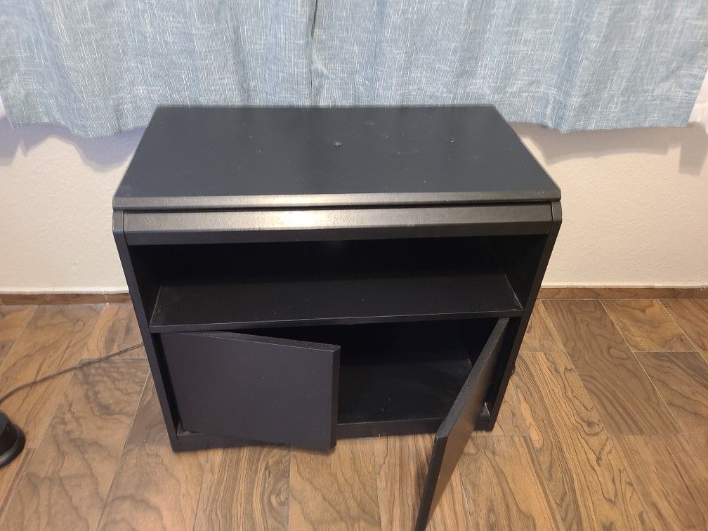 Swivel Entertainment Table/console With Wheels